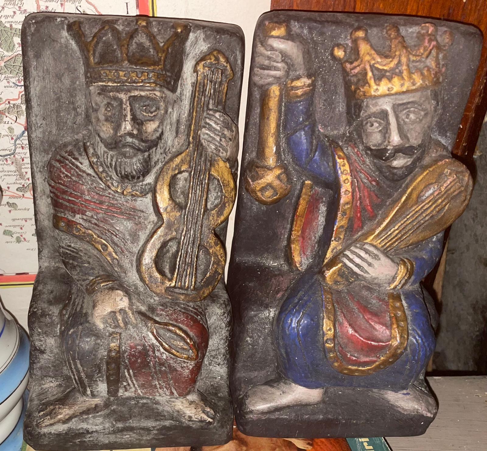 Paire de serres livres en pâte cuite et peinte des années 1970