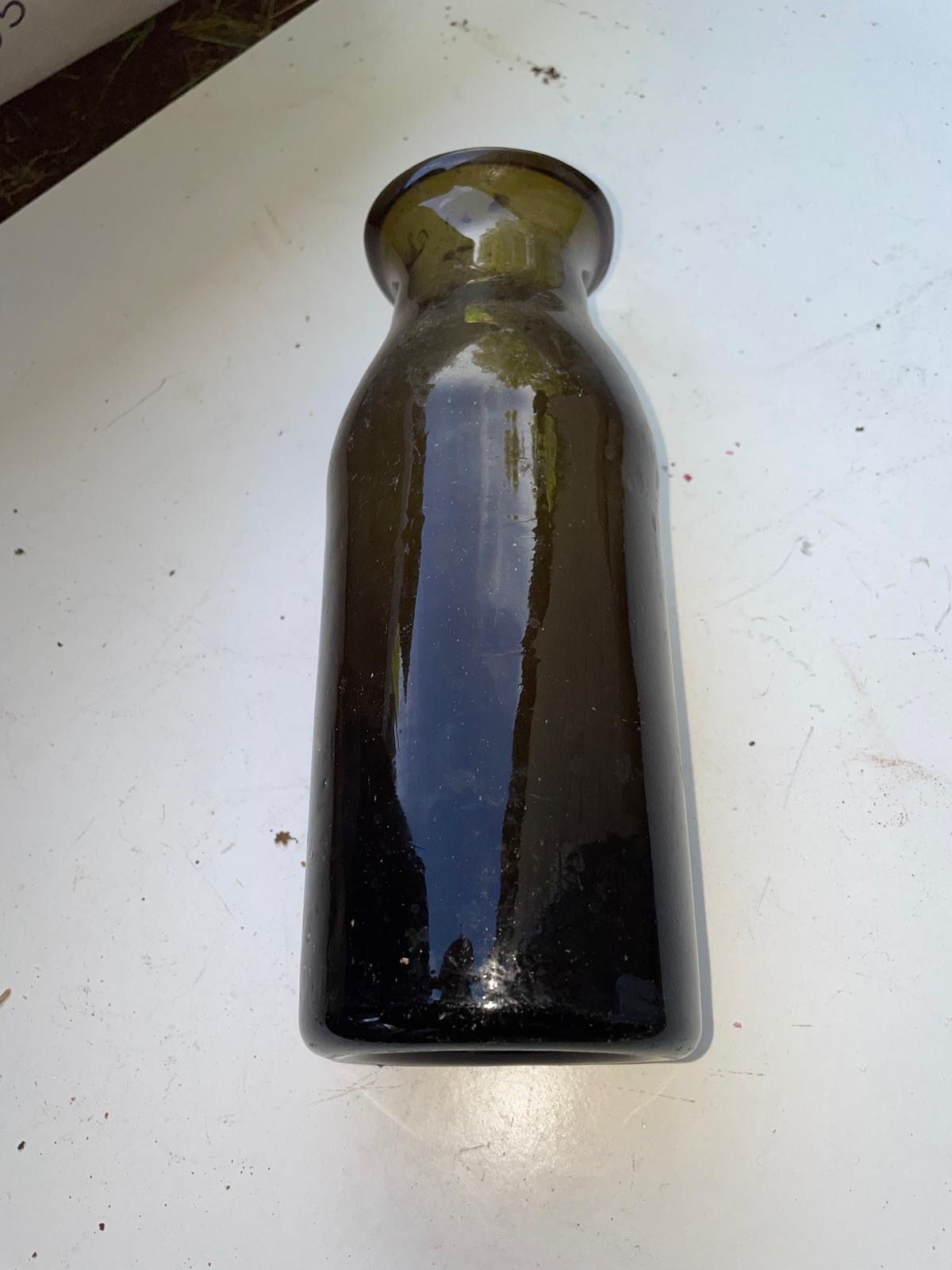 Bouteille ancienne « pot à truffes » à col ouvert